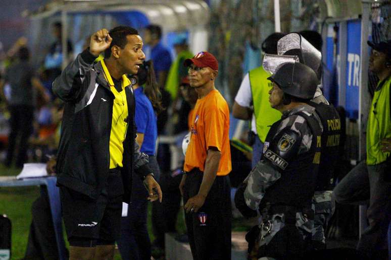 <p>A partida foi encerrada aos 35min enquanto o policiamento tentava conter os torcedores</p>