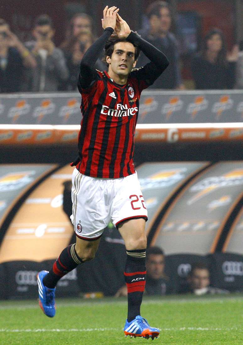 Kaká entrou no segundo tempo e foi ovacionado por torcedores do Milan