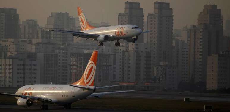 Aeronaves da companhia aérea Gol na pista de voo do aeroporto de Congonhas, em São Paulo. A Gol não espera que o Governo Federal dê alguma grande ajuda ao setor aéreo, que pediu medidas de apoio e desoneração à Secretaria de Aviação Civil, de acordo com diretor financeiro da companhia, Eduardo Masson Martins. 11/07/2011.