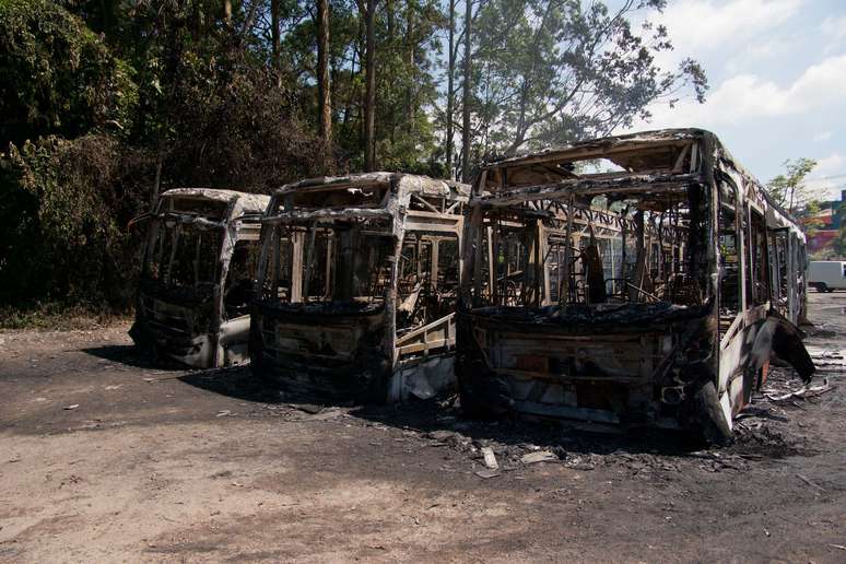 Quatro ônibus foram incendiados em um protesto próximo ao Terminal Guapatiba, na avenida Capitão João, em Mauá, na Grande São Paulo