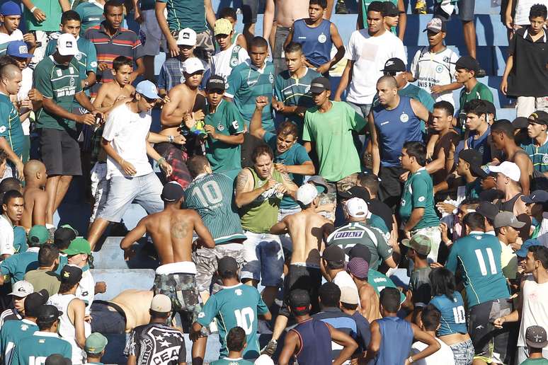 <p>Briga entre torcedores do Goiás mancha a vitória no Serra Dourada em 2013</p>