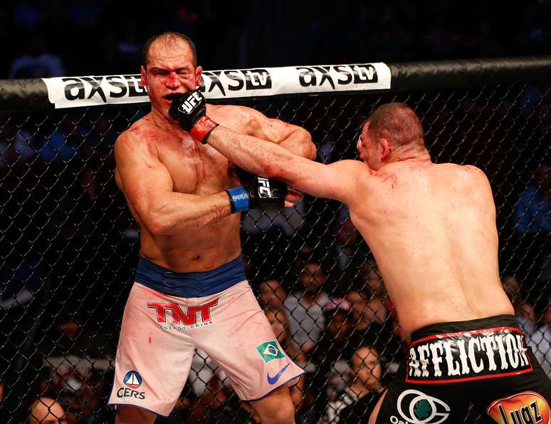 Cigano &eacute; golpeado por Velasquez