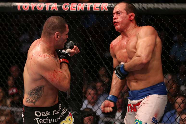 <p>Junior Cigano foi derrotado novamente por Cain Vel&aacute;squez, que manteve o cintur&atilde;o dos pesados; confira a seguir mais fotos do UFC 166</p>