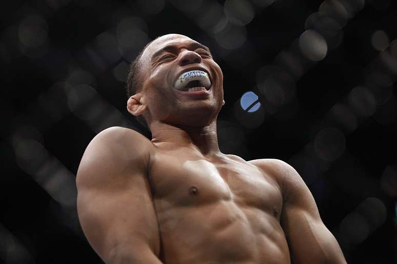 John Dodson cai na risada depois de nocautear Darrell Montague no UFC 166