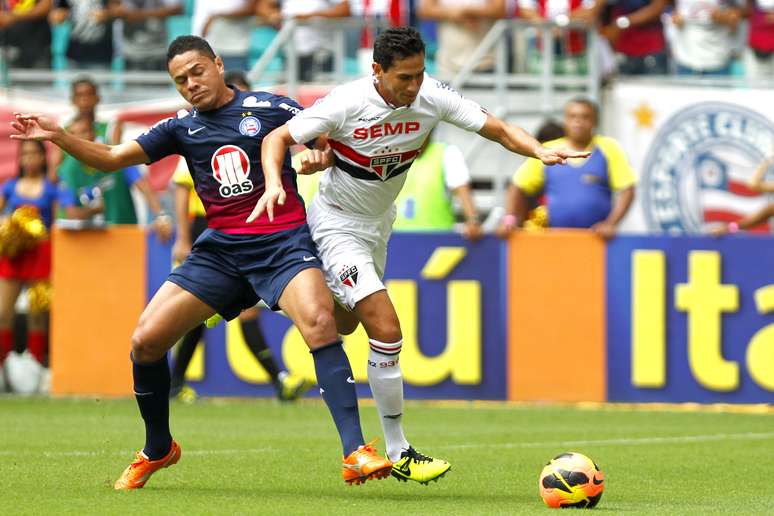 <p>Ganso tenta escapar da marcação do Bahia; jogador teve papel importante no jogo e mereceu elogios do técnico Muricy Ramalho</p>