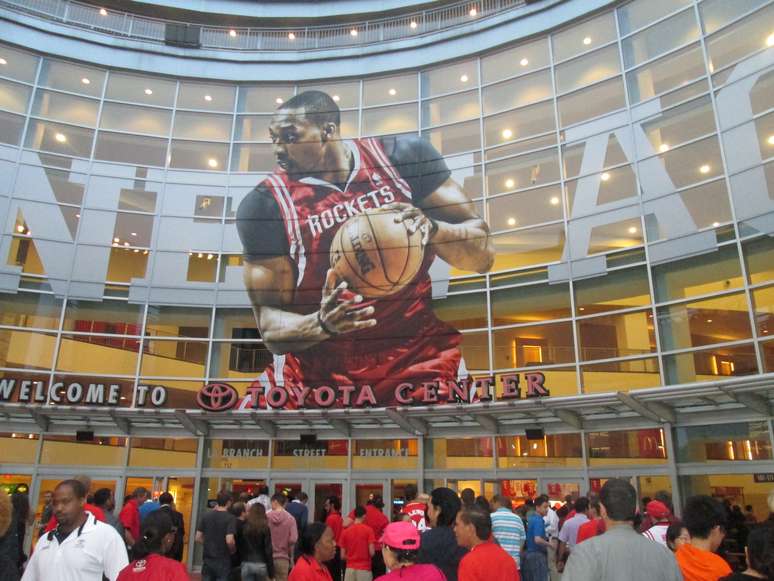 <p>Dwight Howard é exaltado na entrada da casa dos Rockets</p>