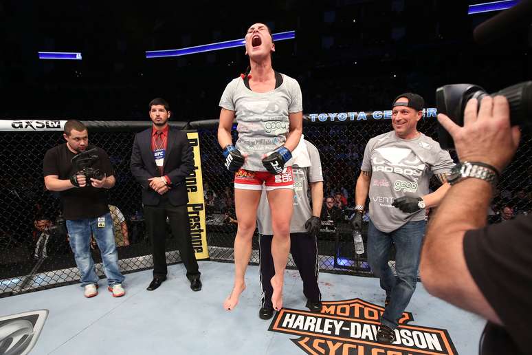 Jessica Eye festeja vitória sobre Sarah Kaufman no UFC 166 por decisão dividida