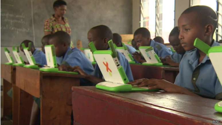 <p>Projeto Um Laptop por Criança já levou 200 mil computadores portáteis a mais de 400 escolas do país</p>