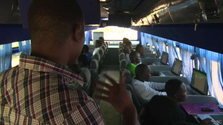 <p>Ônibus com salas de aula circulam pelo país ensinando informática à população rural</p>