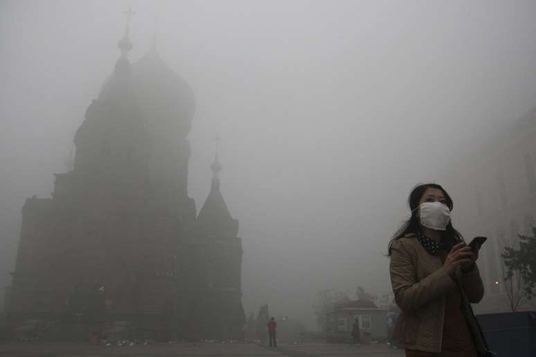 <p><strong>21 de outubro - </strong>A cidade chinesa de Harbin (nordeste) é famosa por seu espetacular festival de gelo, mas em outubro uma nuvem de poluição levou seus moradores a usar máscaras</p>