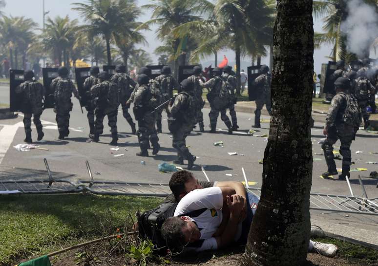 Manifestantes ficaram caídos no chão para desviar de ataques da Força Nacional, que faz a segurança do leilão do pré-sal