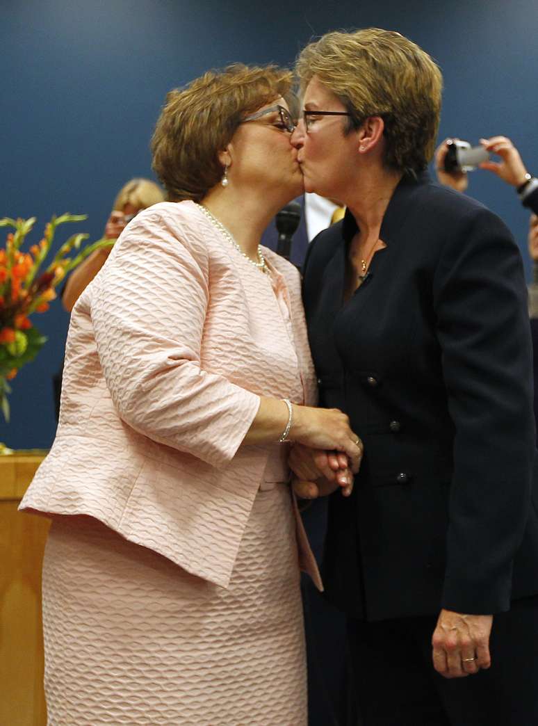 Beth Asaro (esq.) e Joanne Schailey se beijam após a cerimônia, realizada em Lambertville