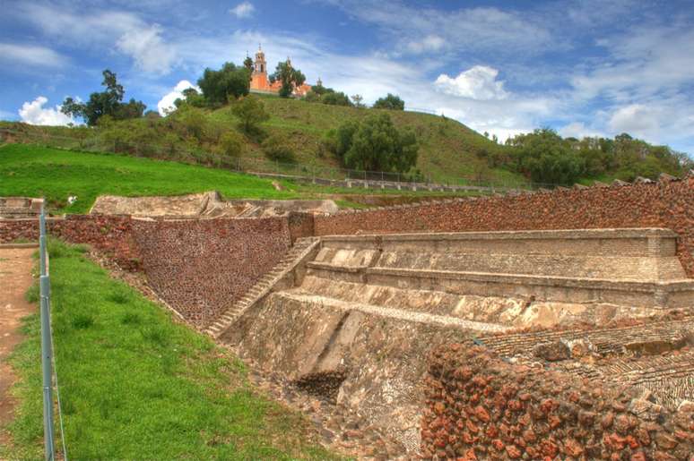 Nem a pirâmide de Gizé, nem a de Teotihuacan. A maior construção do gênero fica na Zona Arqueológica de Cholula, localizada a pouco mais de seis quilômetros da cidade de Puebla, no México. O monumento ainda não foi totalmente escavado por que os colonizadores espanhóis construíram sobre ele uma igreja católica que também é considerada um patrimônio histórico 