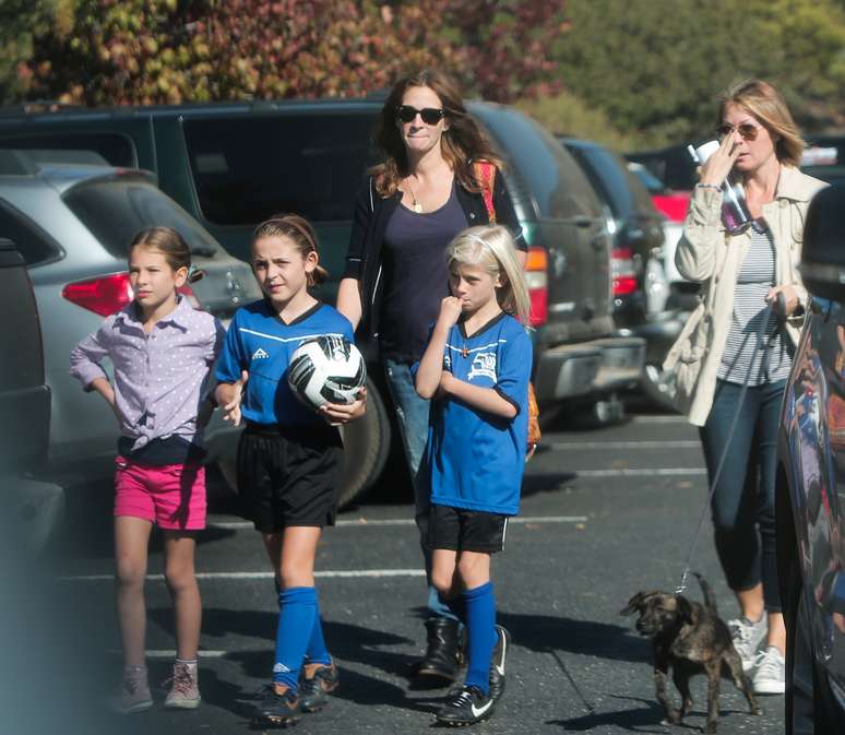 Julia Roberts foi clicada no sábado (19) em Los Angeles, nos Estados Unidos, enquanto levava a filha à aula de futebol. Ao lado da mãe e de amigas, Hazel Patricia (a garota loira) vestiu um uniforme para praticar o esporte