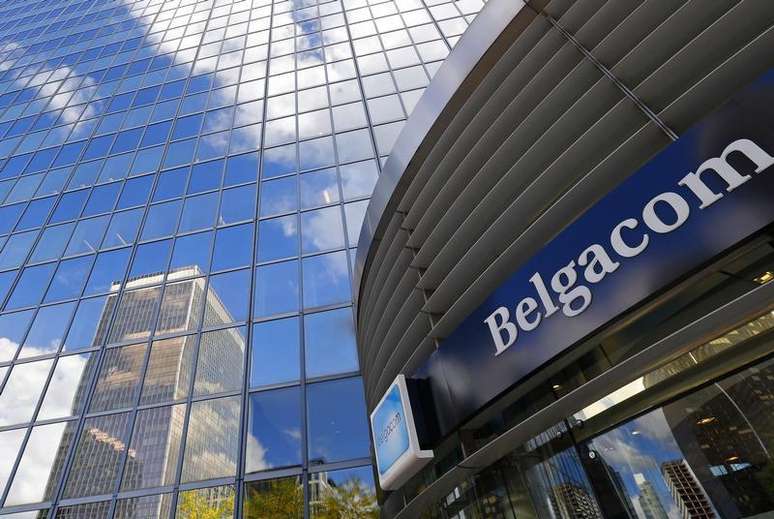Logo do grupo belga de telecomunicação Belgacom na entrada da sede da empresa em Bruxelas, 16 de setembro de 2013. O grupo belga de telecomunicação Belgacom investiga mais uma possível tentativa de ataque hacker a seu braço de atacado internacional BICS, informou a companhia na noite de quinta-feira. 16/09/2013
