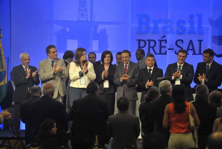 O consórcio formado pelas empresas Shell, Total, CNPC, CNOOC e Petrobras foi o vencedor da 1ª Rodada de Licitação do Pré-Sal e terá o direito a explorar e produzir o petróleo da área de Libra, na Bacia de Santos