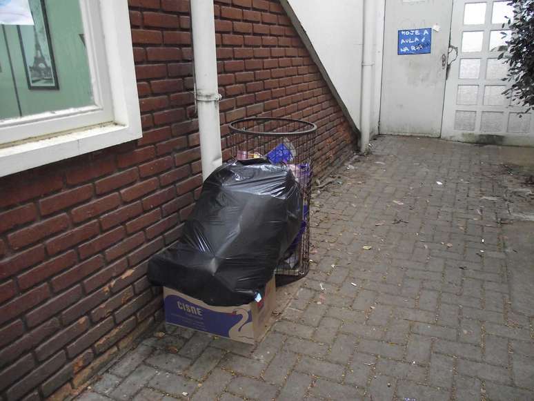 Lata de lixo fica cheia durante limpeza do local