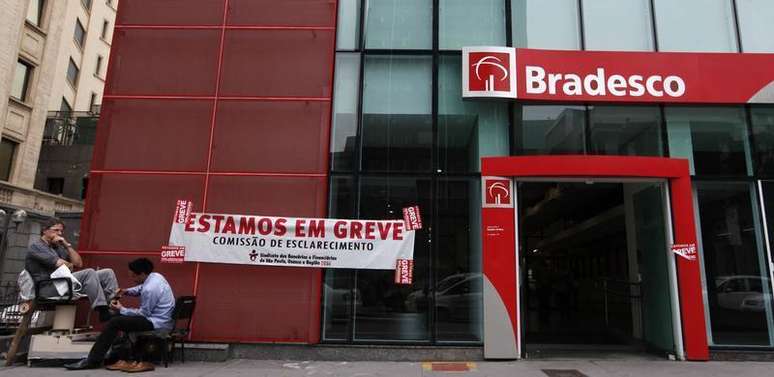 Foto de arquivo da unidade do banco Bradesco da avenida Paulista, em São Paulo. Os resultados do Bradesco no terceiro trimestre refletem a estratégia do segundo maior banco privado do país de concentrar sua atuação em modalidades de crédito de menor risco, com consequente redução da inadimplência, crescimento modesto dos empréstimos e menores retornos com esta atividade. 29/09/2010