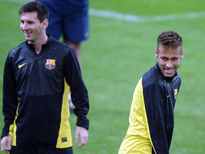 Lionel Messi e Neymar participam de treino do Barcelona para partida contra o Milan pela fase de grupos da Liga dos Campeões