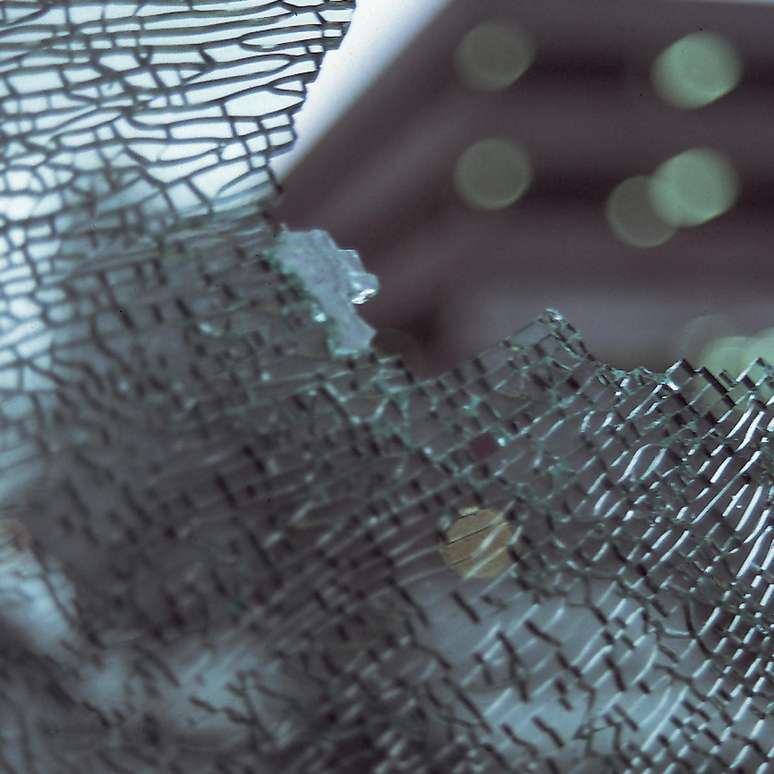 Recomenda-se que o motorista isole a área da trinca para evitar que ela se alastre e impossibilite o conserto da avaria