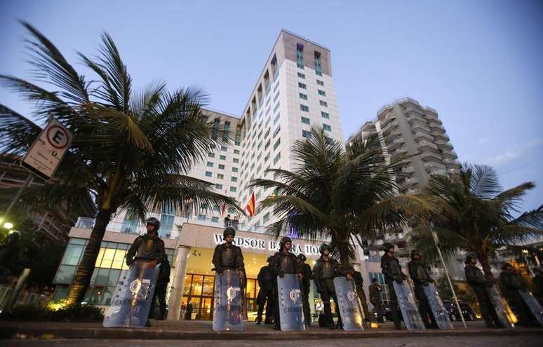 Soldados posicionados em frente ao Hotel Windsor, onde foi organizado o leilão de petróleo da área de Libra, no Rio de Janeiro. A Petrobras terá de desembolsar no leilão desta segunda-feira pelo menos 4,5 bilhões de reais em bônus de assinatura por uma área que já lhe pertenceu. 20/10/2013.