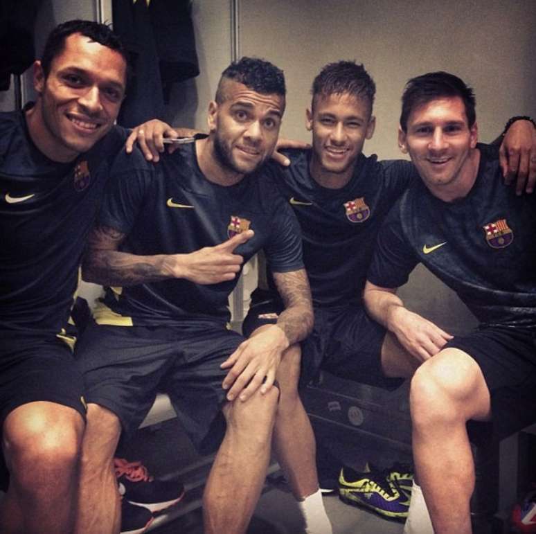 <p>Neymar com Daniel Alves e Adriano junto a Messi no Barcelona: adapta&ccedil;&atilde;o</p>