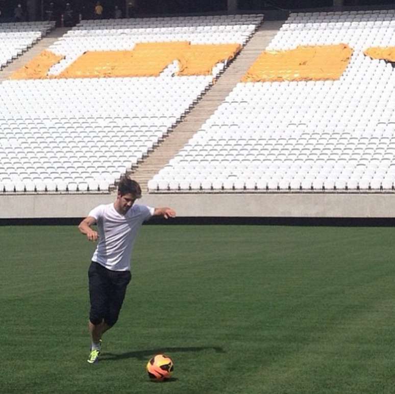 <p>Pato visitou pela primeira vez novo estádio e já foi ao gramado</p>