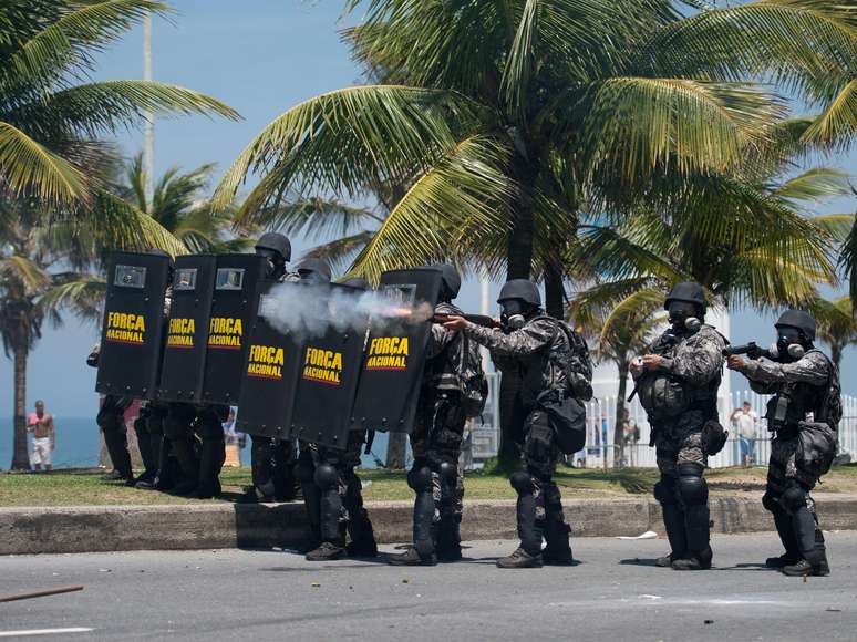 Força Nacional atira balas de borracha contra os manifestantes