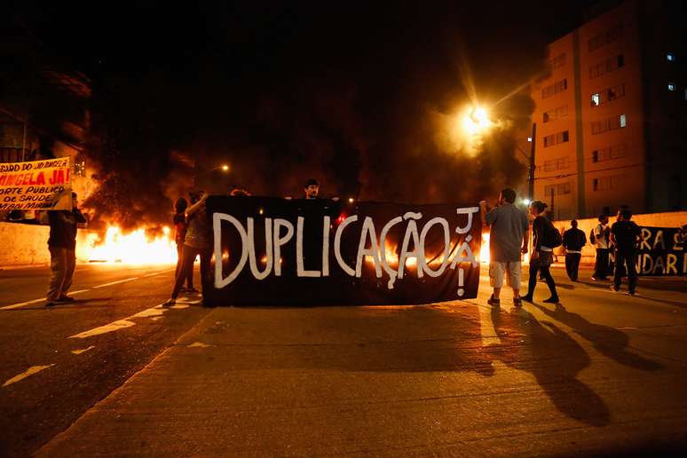 Manifestantes protestaram na manhã desta segunda-feira por melhorias no transporte na zona sul da capital paulista