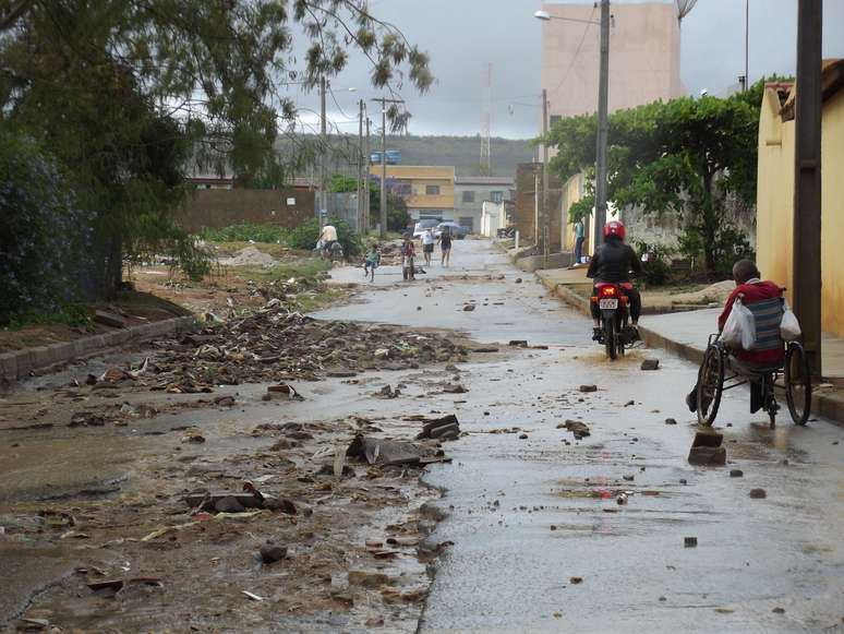 Acúmulo de detritos removidos de canais subterrâneos se espalharam por ruas de diversos bairros após chuvas recentes