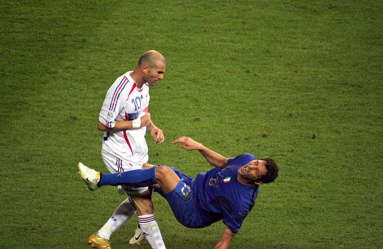 <p>Zidane encerrou sua carreira com uma cabeçada no italiano Materazzi</p>