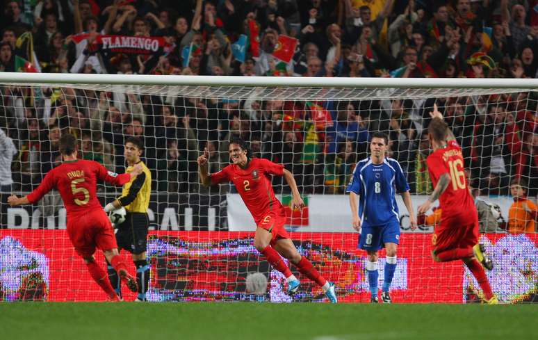 Bruno Alves comemora na repescagem contra a Bósnia: Portugal tem sido perfeito nos duelos finais