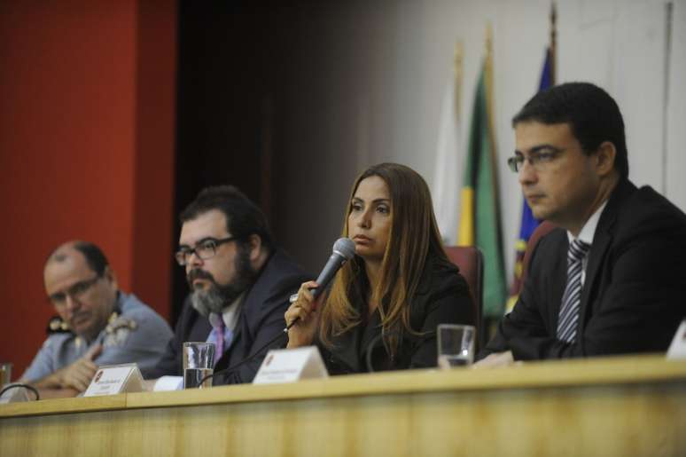 O Ministério Público do Rio de Janeiro informou nesta segunda-feira que denunciou mais 15 policiais militares envolvidos na tortura e morte do ajudante de pedreiro Amarildo de Souza, sendo três mulheres 