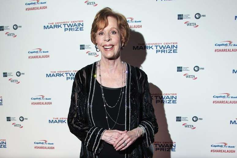 Atriz comediante dos EUA Carol Brunett antes de ser premiada com o prêmio Mark Twain de Humor 2013, no Centro Kennedy, em Washington. A atriz da Broadway e de cinema Julie Andrews, a comediante Tina Fey e o cantor Tony Bennett estiveram entre os amigos e colegas que prestaram tributo a Burnett, cuja série de variedades "The Carol Burnett Show" ficou no ar por 11 anos. 20/10/2013.