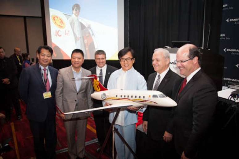 Ator Jackie Chan participa de anúncio com presidente da Embraer Frederico Curado (dir.)