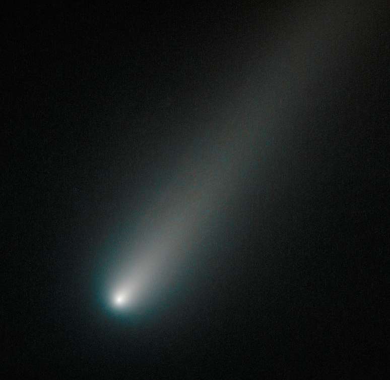 O cometa Ison poderá brilhar tão intensamente quanto a Lua Cheia quando passar no ponto mais próximo ao Sol de sua trajetória
