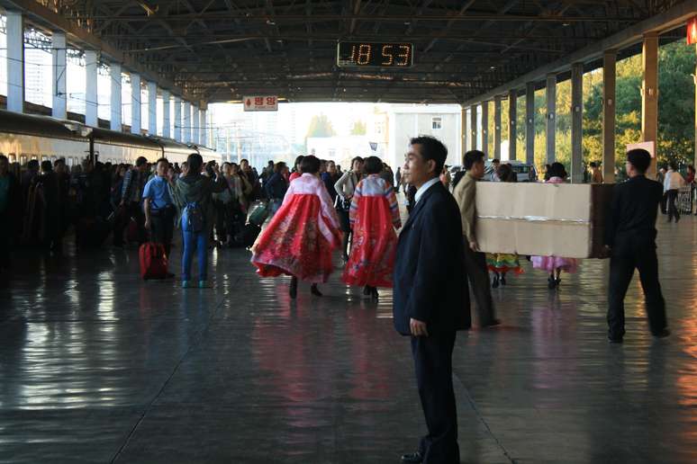 O nosso trem chega &agrave; esta&ccedil;&atilde;o central e todos os grupos de turistas s&atilde;o recepcionados por guias locais - as mulheres vestidas &agrave; car&aacute;ter com vestidos tradicionais, e os homens em ternos alinhados