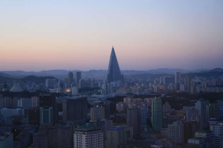Pyongyang vista do quarto do hotel Yonggakdo pouco antes das 19h