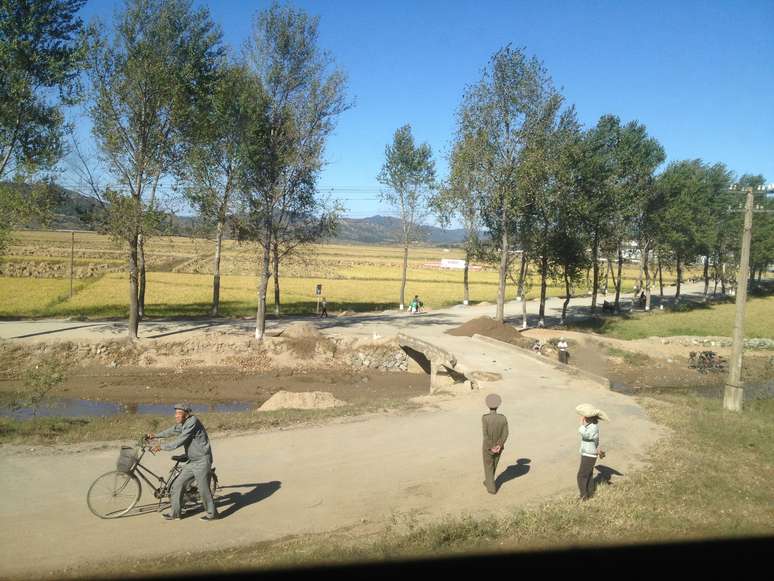 Agricultores trabalham sob supervis&atilde;o de policial