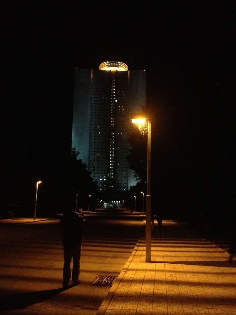 Rua de entrada do nosso hotel, Yonggakdo. Esse &eacute; o mais distante ponto a que consegui chegar na ilha. Lembrou-me Alcatraz