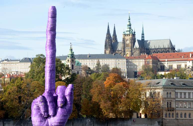 O escultor David Cerny explicou que sua obra "&eacute; uma sauda&ccedil;&atilde;o com o dedo m&eacute;dio para os comunistas de merda"