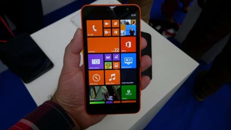 A Nokia também lançou um 'irmão' mais barato do foblet, o Lumia 1320, com preço de US$ 339, câmera de 5 MP e tela com resolução de 720p - além de um processador dual-core Snap Dragon 400 de 1,7 GHz