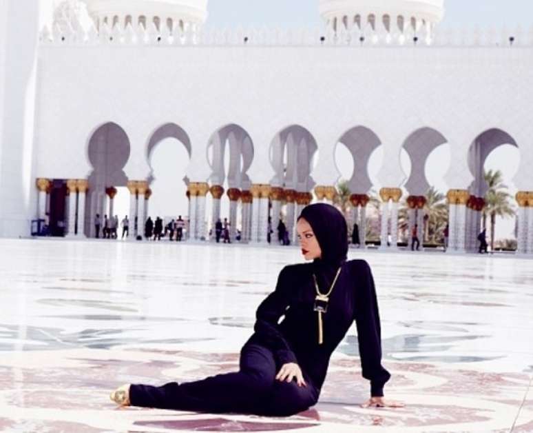 Rihanna fez poses consideradas "impr&oacute;prias" do lado de fora da mesquita