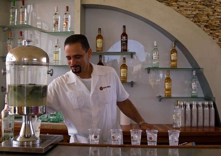 Aqueles que visitam a fábrica da Bacardi em Porto Rico conhecem um pouco mais da história desta bebida e podem degustar dois drinques gratuitamente