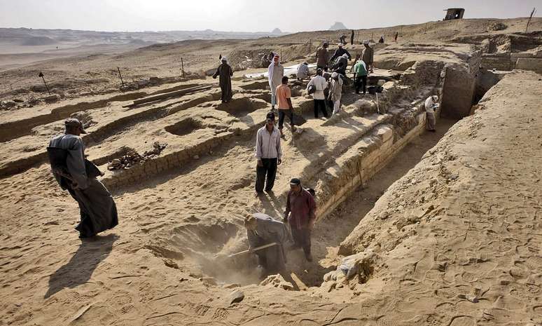 <p>A tumba foi descoberta na jazida de Abu Sir, situada na província egípcia de Guizano</p>