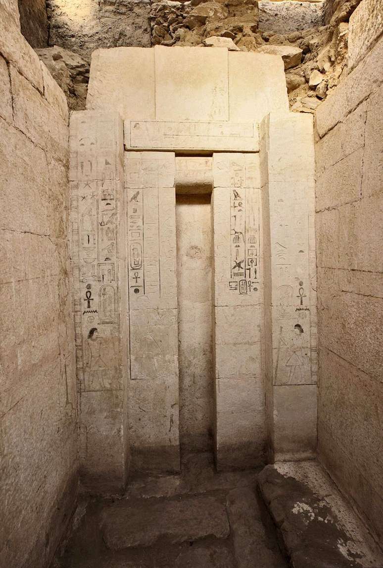 <p>A tumba possui uma altura de quatro metros, sendo que seus muros são de pedra caliça</p>
