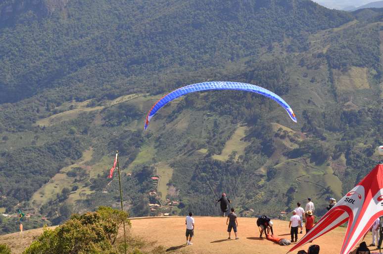 <p>Cume&nbsp;da Pedra do Ba&uacute; &eacute; o local ideal para saltos de paraglider e escaladas, e as trilhas pelo percurso permitem longas caminhadas a p&eacute; ou de mountain-bike</p>