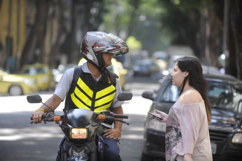 O motorista que for flagrado jogando lixo na rua receberá uma multa que vai de R$ 98 a R$ 3 mil e perderá quatro pontos na Carteira Nacional de Habilitação