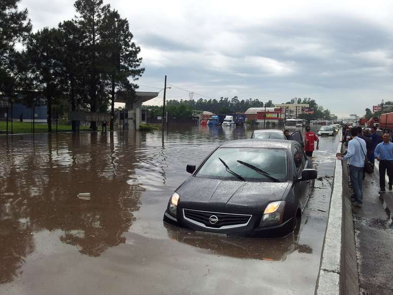 <p>Chuva forte causou alagamentos e provocou a interdição da BR-116 na manhã desta quarta-feira</p>