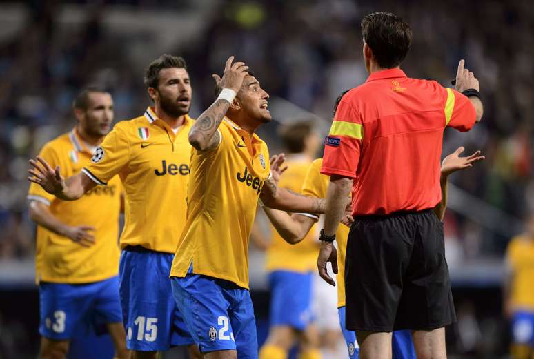 Jogadores da Juventus reclamam muito com o árbitro alemão Manuel Gräfe, que teve desempenho controverso